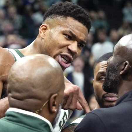 NBA: Giannis sets a personal record and ends up furious in the tunnel… because of the ball (video)